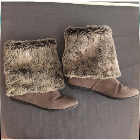 R2 Tan Faux Fur Boots - Picture 1 of 3